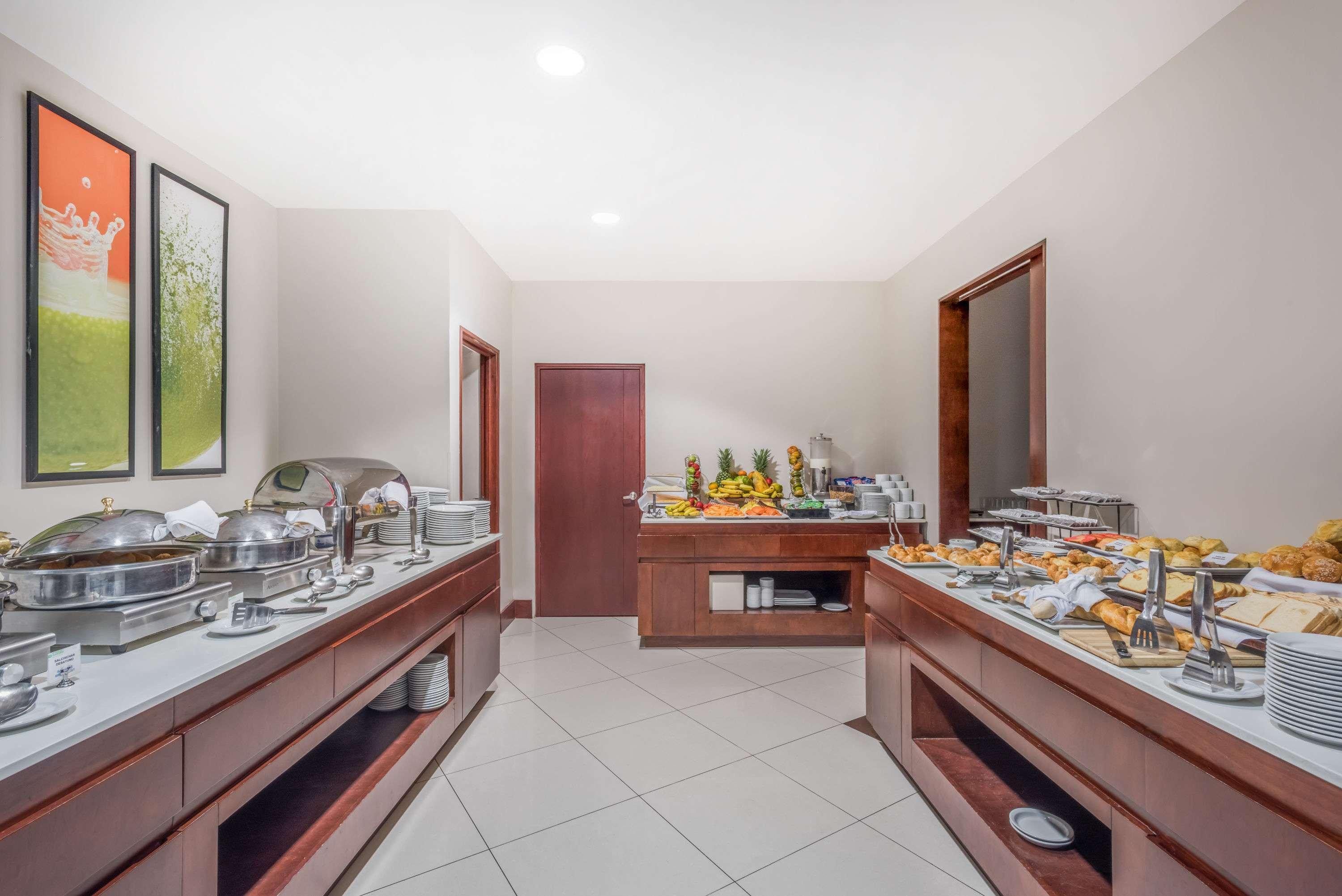 فندق ويندهام جاردن سان خوسيه إسكازو سان هوزيه المظهر الخارجي الصورة